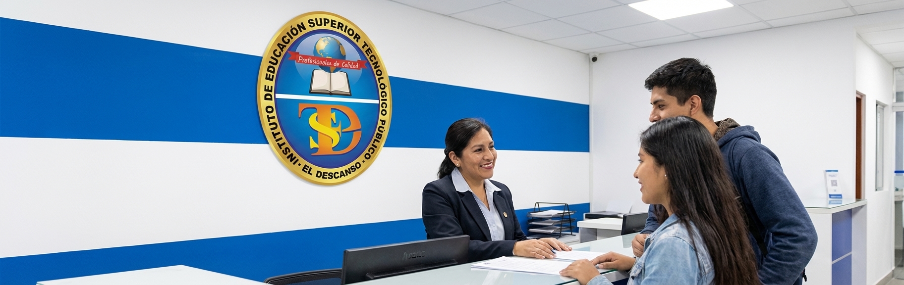 Secretaría académica atendiendo estudiantes
