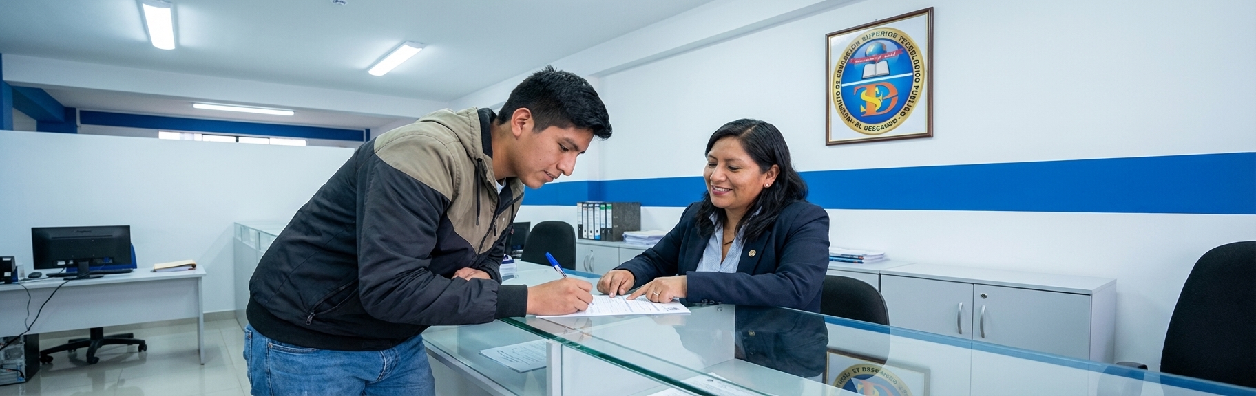 Estudiante realizando trámites en secretaría